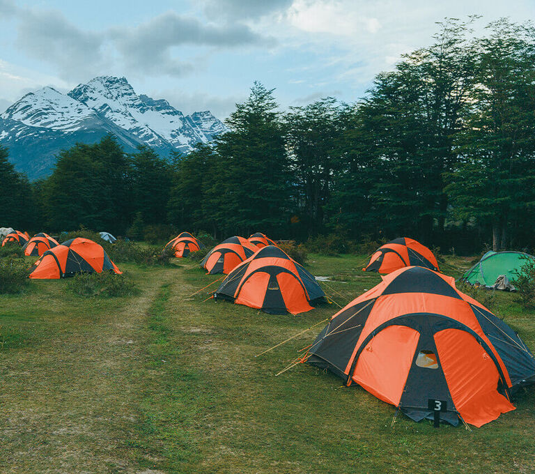Gruppo di tende di Zest ai piedi delle montagne