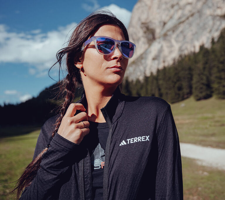 Ragazza indossa giacca a vento ideale per correre