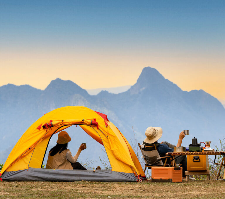 Ragazzi che osservano il tramonto seduti in tenda
