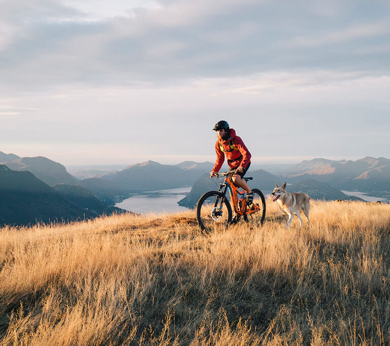 Ragazzo indossa giacca ideale per ciclismo e MTB