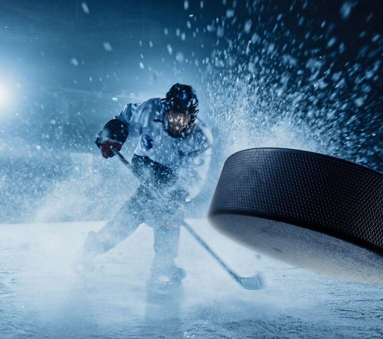 Persona che gioca a hockey sul ghiaccio