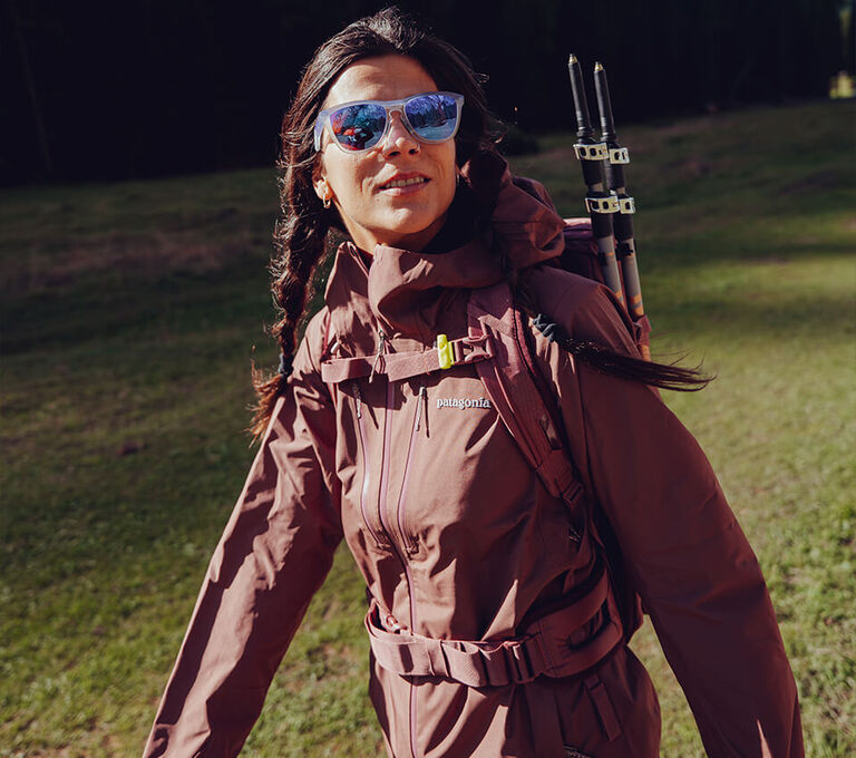 Ragazza indossa giacca a vento ideale per trekking ed escursionismo