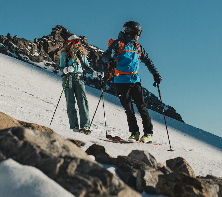 Ragazzi indossano giacche per alpinismo e sci alpinismo