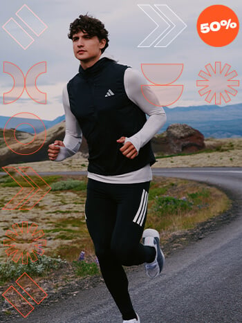 Ragazzo che corre su strada