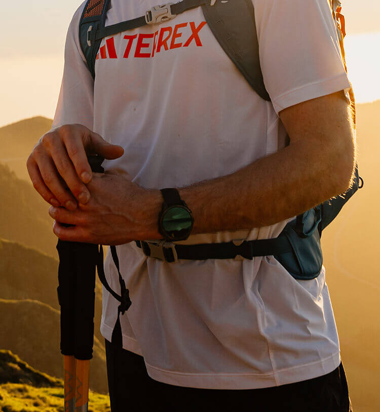 Ragazzo che indossa durante un trekking orologio Garmin