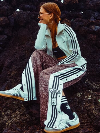 Ragaza che indossa un completo adidas