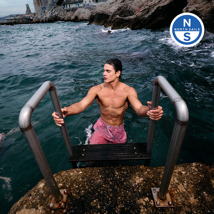 Ragazzi che indossano costumi North Sails