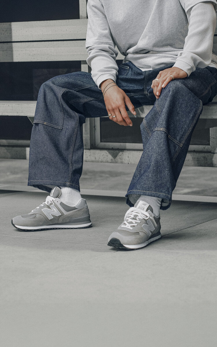 Ragazzo che indossa snekaers New Balance 574