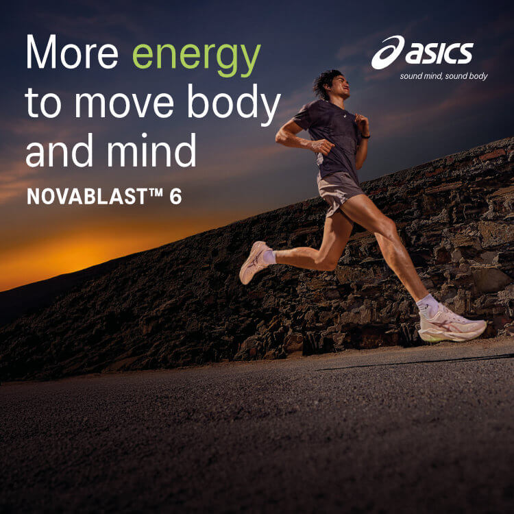 Ragazzo che corre con scarpe da running Asics Novablast 6
