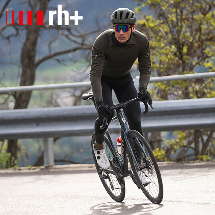 Ciclista su strada con abbigliamento RH+