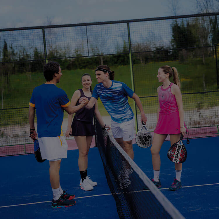 Gruppo di ragazzi che gioca a padel, focus sulle racchette