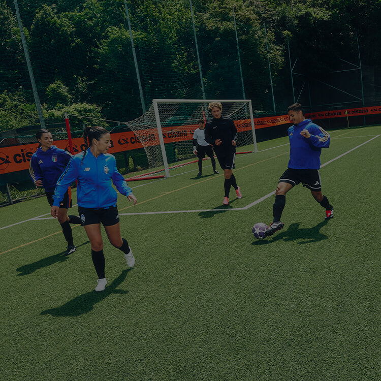 Gruppo di ragazze e ragazzi che giocano a calcio