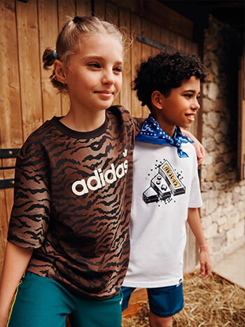 Bambini con abbigliamento adidas