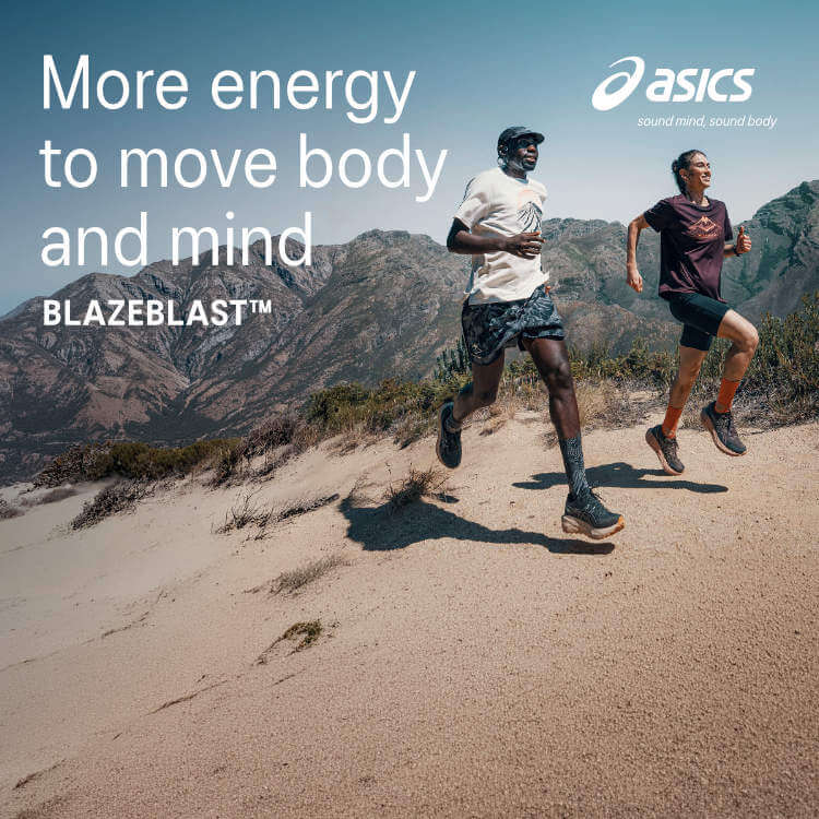 Ragazzi che corrono con scarpe da trail Asics Blazeblast