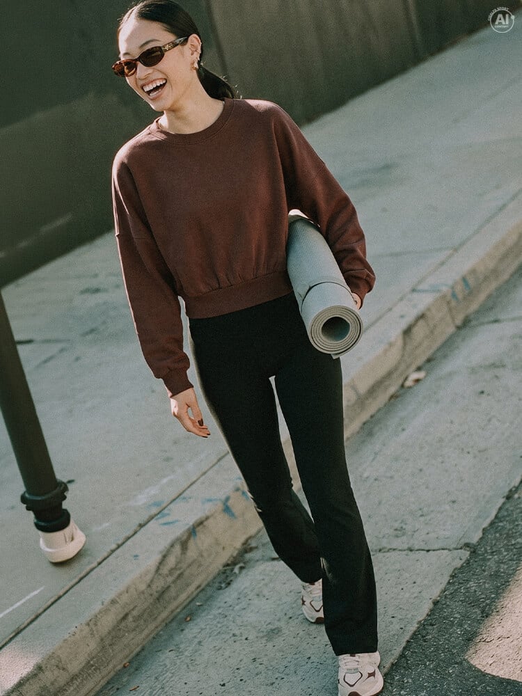 Ragazza che fa stretching con abbigliamento tecnico ABC