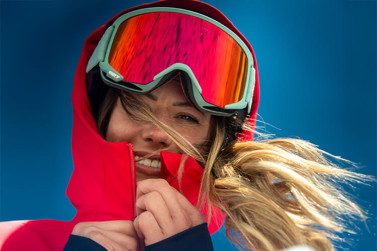 Ragazza che indossa maschera da sci rossa Oakley