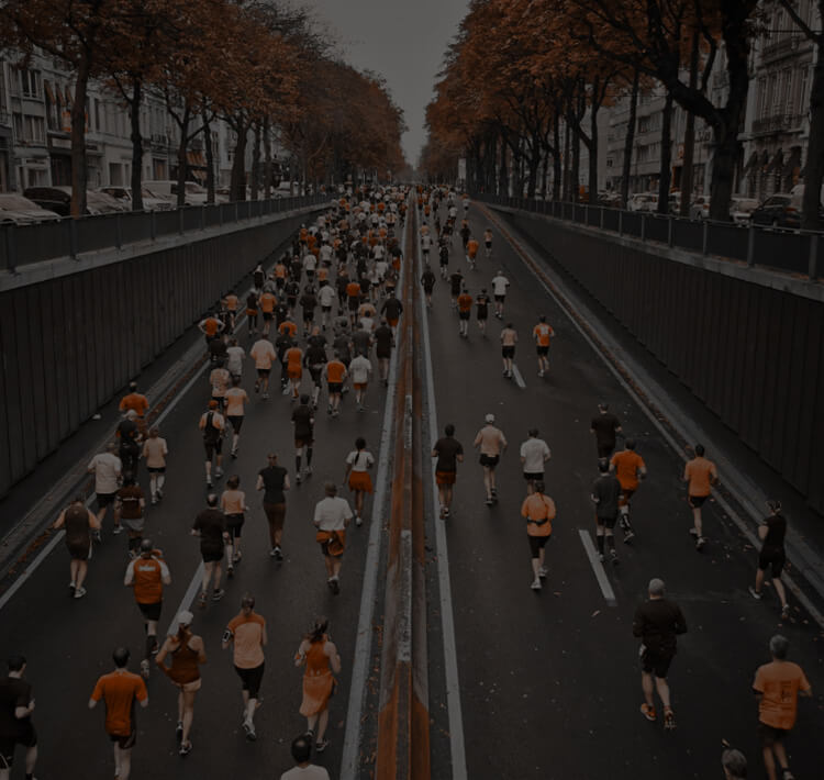 Gruppo di persone che corre su strada