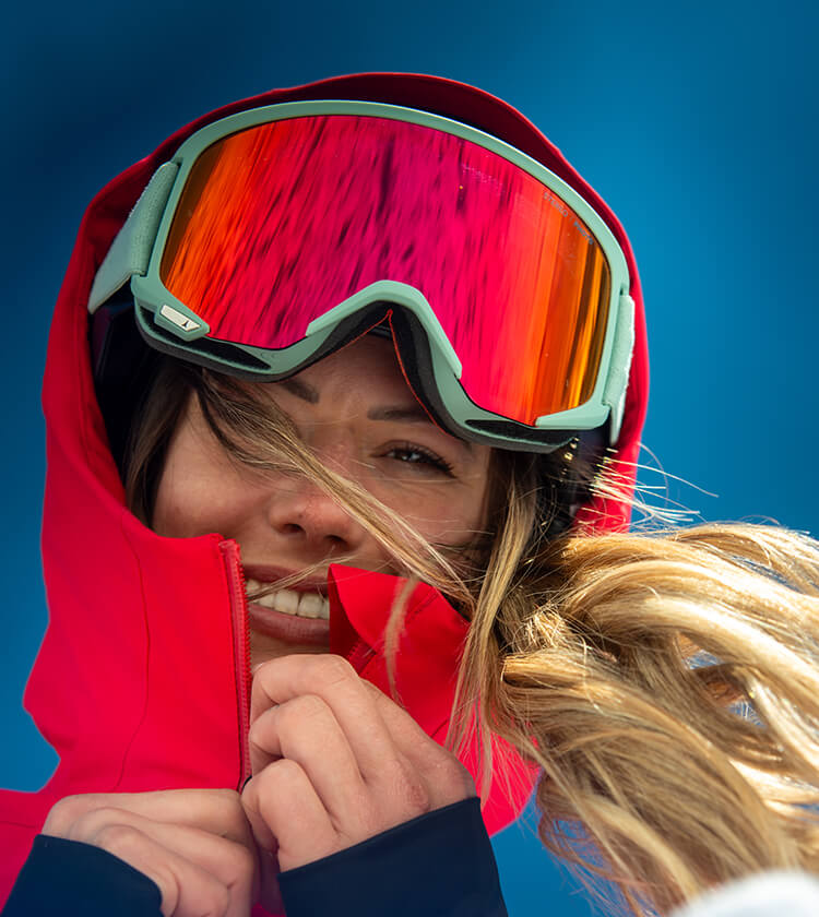 Ragazza che indossa maschera da sci rossa Oakley