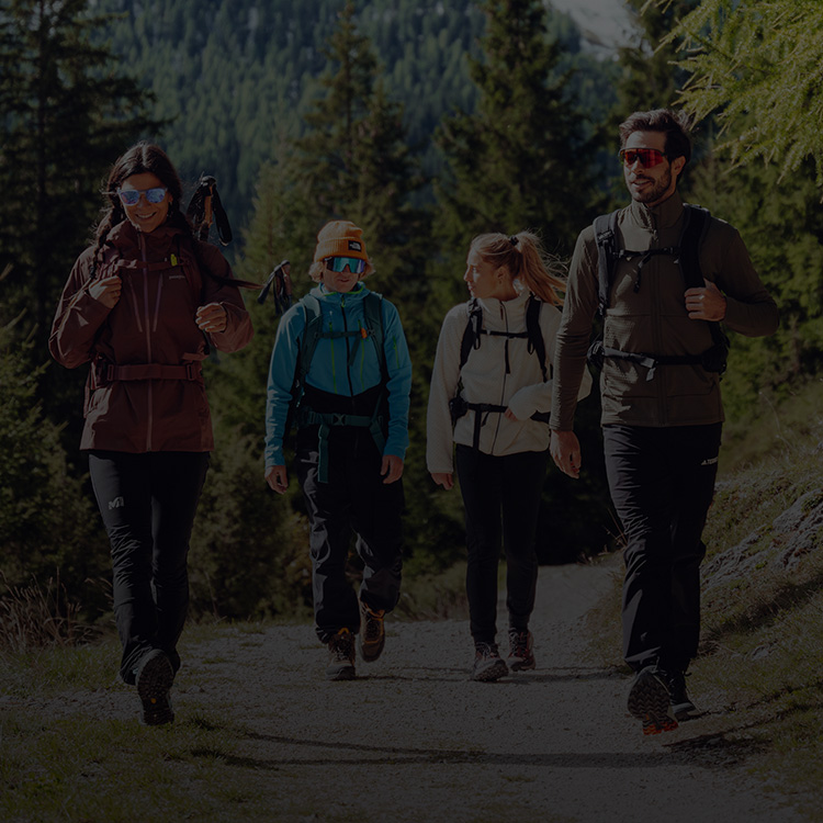 Ragazzi che indossano giacche a vento in montagna
