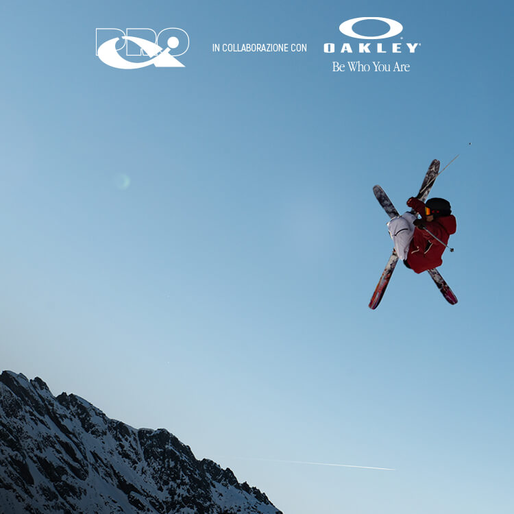 Sciatore in montagna che indossa machera da sci Oakley