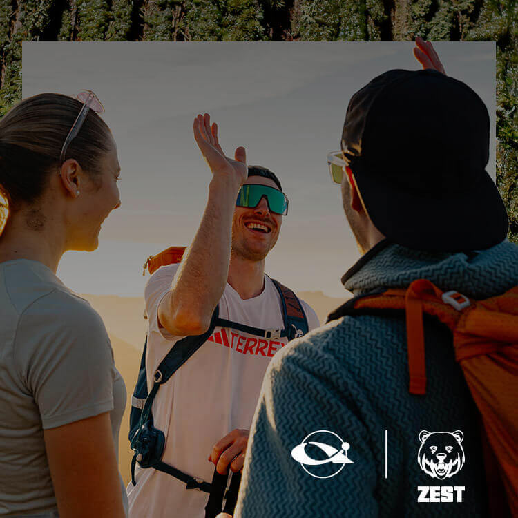 Gruppo di ragazzi che festeggia dopo un trekking. Logo Cisalfa Sport e Zest