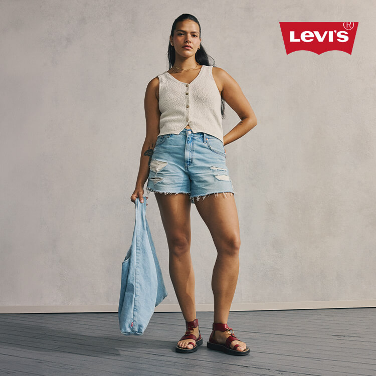 Ragazza che indossa outfit Levi's