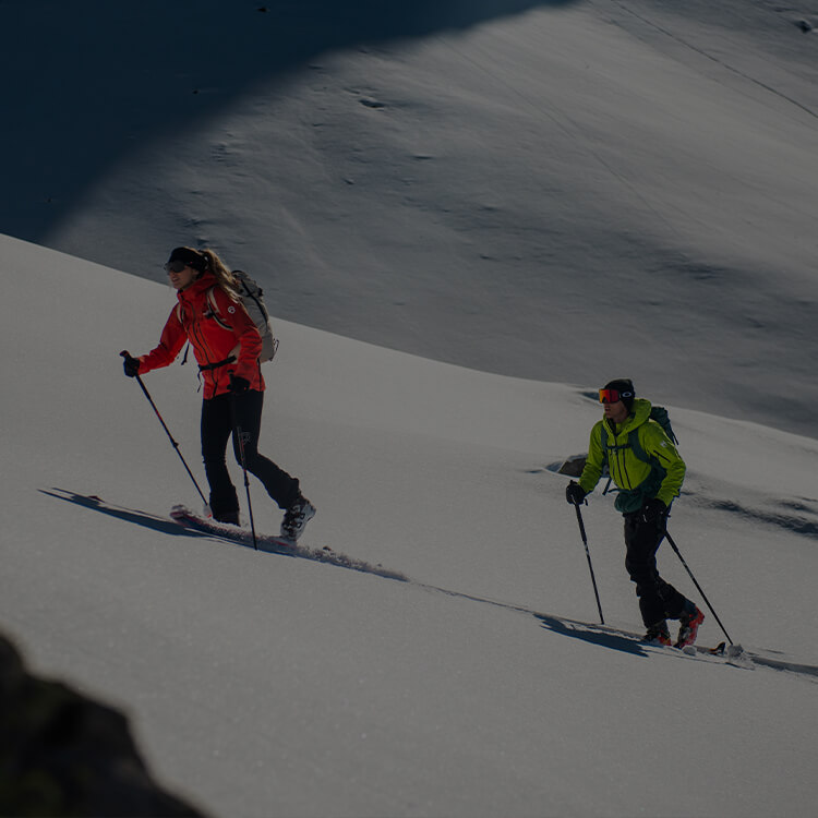Ragazzo e ragazza che praticano sci alpinismo