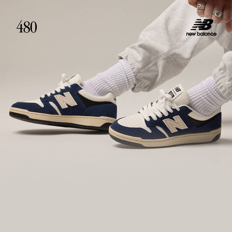 Persona che indossa sneakers New Balance 480