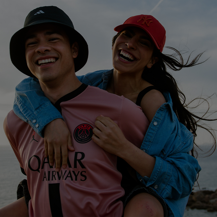 Ragazza e ragazzo in riva al mare