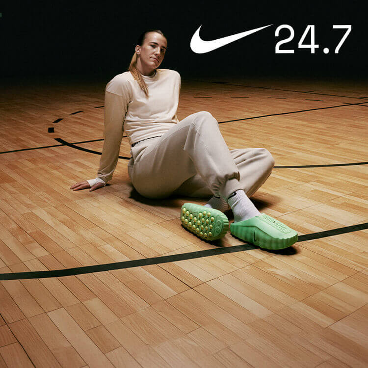 Ragazza che indossa abbigliamento sportswear Nike 24.7 e sneakers Nike Mind