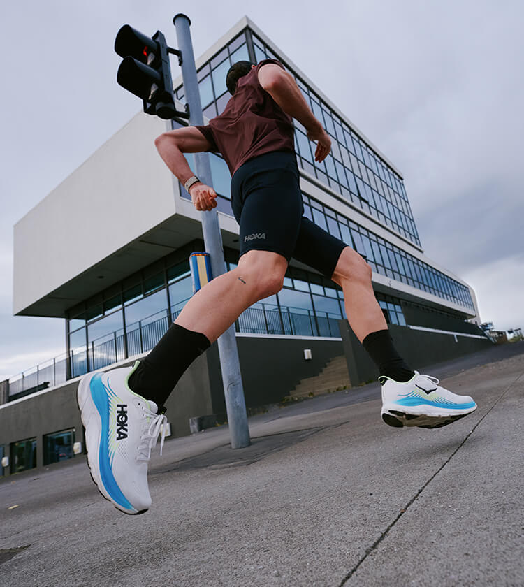 Ragazzo che corre su strada in citt&agrave;