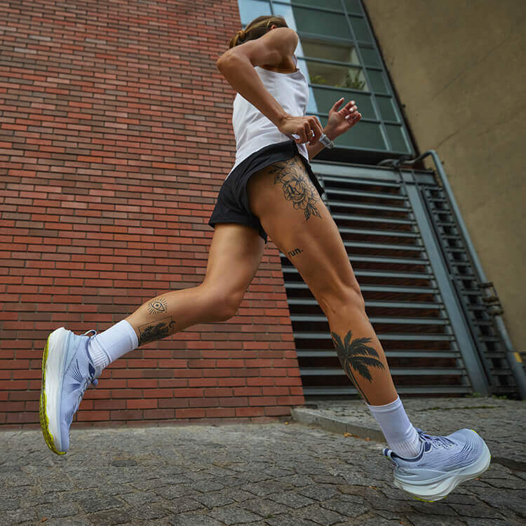 Ragazza che corre con calze da running